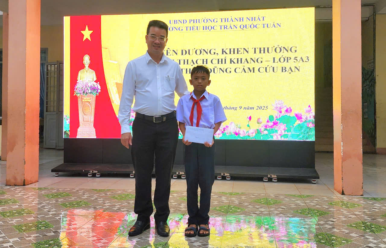 Tuyên dương học sinh lớp 5 dũng cảm cứu bạn trong vụ thảm án ở Đắk Lắk